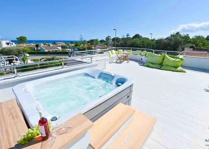 Rei M&m- Sea View, Swimming Pool & Jacuzzi Villa