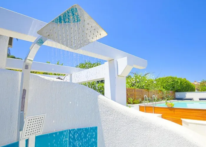 Rei M&m- Sea View, Swimming Pool & Jacuzzi Villa